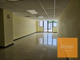 Edificio de oficinas con sótano en Zona 10 — Edificio en Alquiler en Zona 10, Guatemala, Ciudad — miniatura 10 de 13