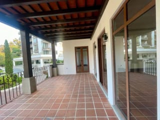 APARTAMENTO AMPLIO  RENTA MUXBAL CONDOMINIO ALBEREDA DE LA ESPAÑOLA 300 MTS2~3 DORMITORIOS, SALA FAMILIAR ~ DORMITORIO DE SERVICIO 2 PARQUEOS $2,500 (NO SE ACEPTAN MASCOTAS) — Apartamento en Alquiler en Muxbal, Guatemala, Ciudad — miniatura 1 de 12