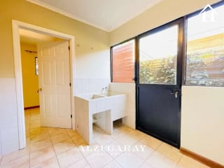 CASA C / JARDÍN Y PÉRGOLA - 3 HAB./ LAS ROTONDAS CAES — Casa en Venta en Carretera a El Salvador, Guatemala, Ciudad — miniatura 4 de 17