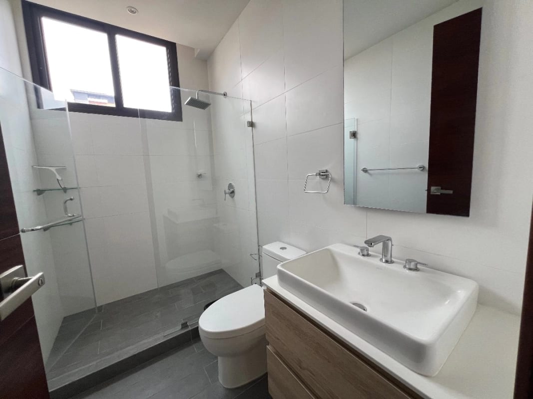 Apartamento Renta Edificio Vhista 2 Dormitorio, 1 Parqueo tánde114MTS2, Balcón amplio — Apartamento en Alquiler en Zona 15, Guatemala, Ciudad — foto 4 de 10