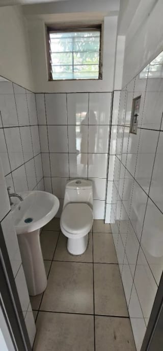 ALQUILER LOCAL COMERCIAL, en Calzada Aguilar Batres, Zona 11 — Local en Alquiler en Zona 11, Guatemala, Ciudad — miniatura 4 de 10