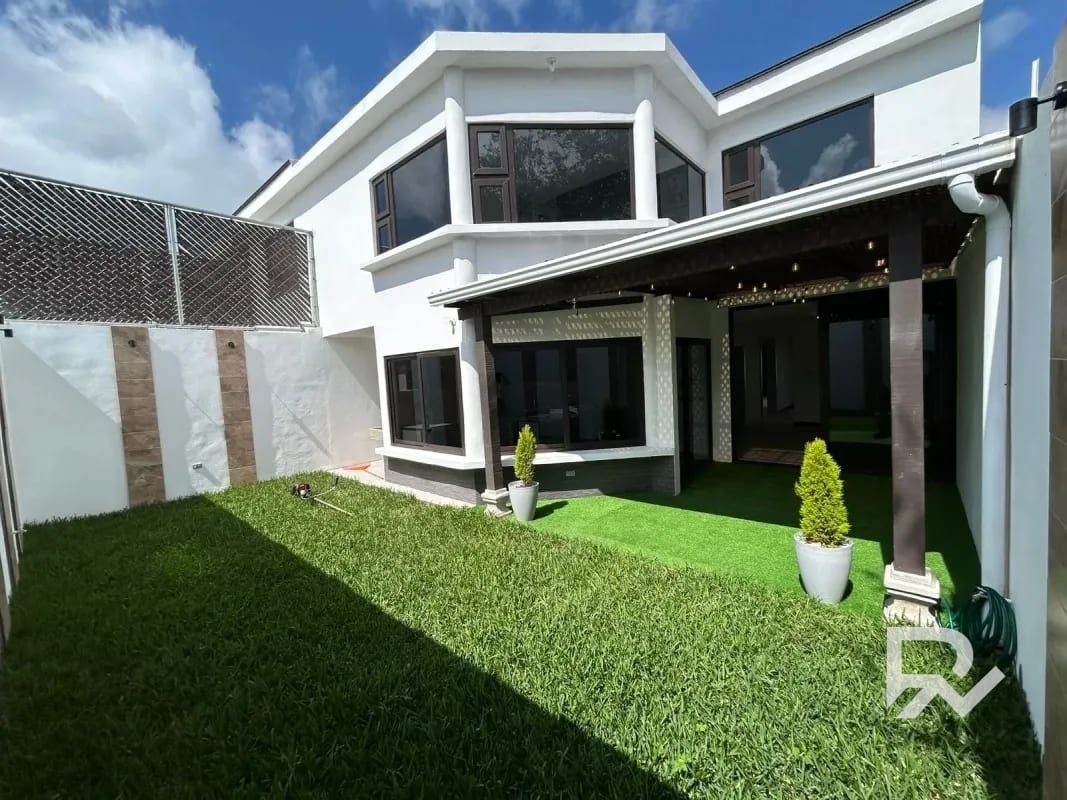 Venta de casa en CAES entrada San José Pinula, Los Manantiales — Casa en Venta en San José Pinula, Guatemala, Ciudad — foto 1 de 16