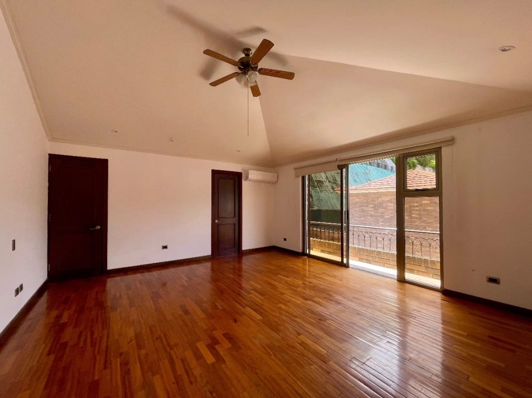 CASA RENTA ZONA 10,  OAKLAND , 4    DESNIVELES, 3 DORMITORIOS  , CONDOMINIO PRIVADO  CON GARITA.   $2,500 + IVA  — Casa en Alquiler en Zona 10, Guatemala, Ciudad — foto 2 de 17
