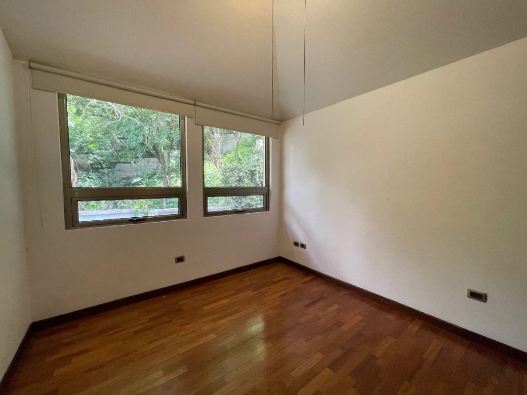 CASA RENTA ZONA 10,  OAKLAND , 4    DESNIVELES, 3 DORMITORIOS  , CONDOMINIO PRIVADO  CON GARITA.   $2,500 + IVA  — Casa en Alquiler en Zona 10, Guatemala, Ciudad — foto 4 de 17