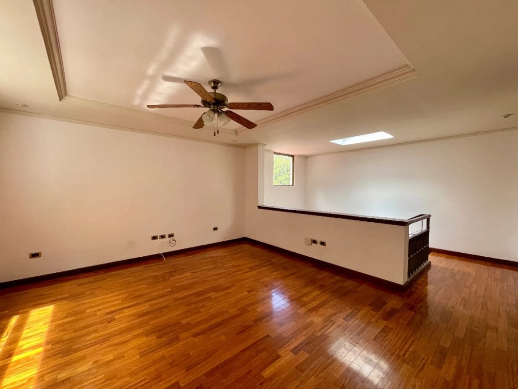 CASA RENTA ZONA 10,  OAKLAND , 4    DESNIVELES, 3 DORMITORIOS  , CONDOMINIO PRIVADO  CON GARITA.   $2,500 + IVA  — Casa en Alquiler en Zona 10, Guatemala, Ciudad — foto 5 de 17