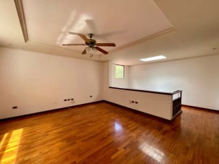CASA RENTA ZONA 10,  OAKLAND , 4    DESNIVELES, 3 DORMITORIOS  , CONDOMINIO PRIVADO  CON GARITA.   $2,500 + IVA  — Casa en Alquiler en Zona 10, Guatemala, Ciudad — miniatura 5 de 17
