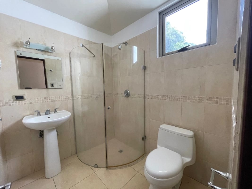 CASA RENTA ZONA 10,  OAKLAND , 4    DESNIVELES, 3 DORMITORIOS  , CONDOMINIO PRIVADO  CON GARITA.   $2,500 + IVA  — Casa en Alquiler en Zona 10, Guatemala, Ciudad — foto 6 de 17