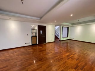 CASA RENTA ZONA 10,  OAKLAND , 4    DESNIVELES, 3 DORMITORIOS  , CONDOMINIO PRIVADO  CON GARITA.   $2,500 + IVA  — Casa en Alquiler en Zona 10, Guatemala, Ciudad — miniatura 1 de 17