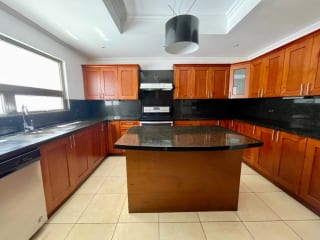 CASA RENTA ZONA 10,  OAKLAND , 4    DESNIVELES, 3 DORMITORIOS  , CONDOMINIO PRIVADO  CON GARITA.   $2,500 + IVA  — Casa en Alquiler en Zona 10, Guatemala, Ciudad — miniatura 7 de 17