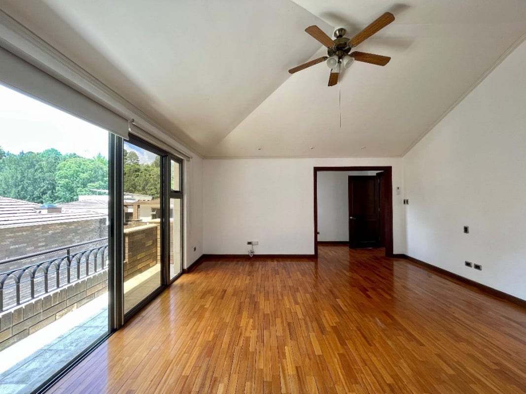 CASA RENTA ZONA 10,  OAKLAND , 4    DESNIVELES, 3 DORMITORIOS  , CONDOMINIO PRIVADO  CON GARITA.   $2,500 + IVA  — Casa en Alquiler en Zona 10, Guatemala, Ciudad — foto 8 de 17