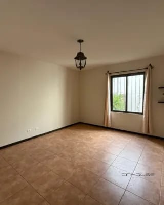 CASA EN VENTA EN FRAIJANES CON JARDIN — Casa en Venta en Carretera a El Salvador, Guatemala, Ciudad — miniatura 9 de 10