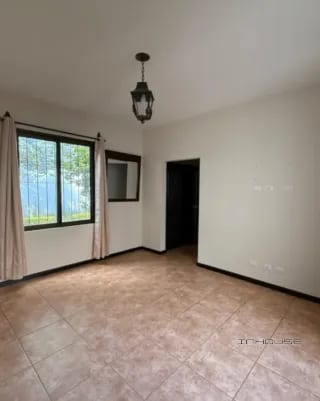 CASA EN VENTA EN FRAIJANES CON JARDIN — Casa en Venta en Carretera a El Salvador, Guatemala, Ciudad — miniatura 8 de 10