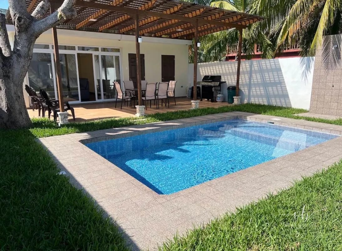 Casa de playa en venta - Monterrico — Casa vacacional en Venta en Monterrico, Santa Rosa — foto 1 de 12
