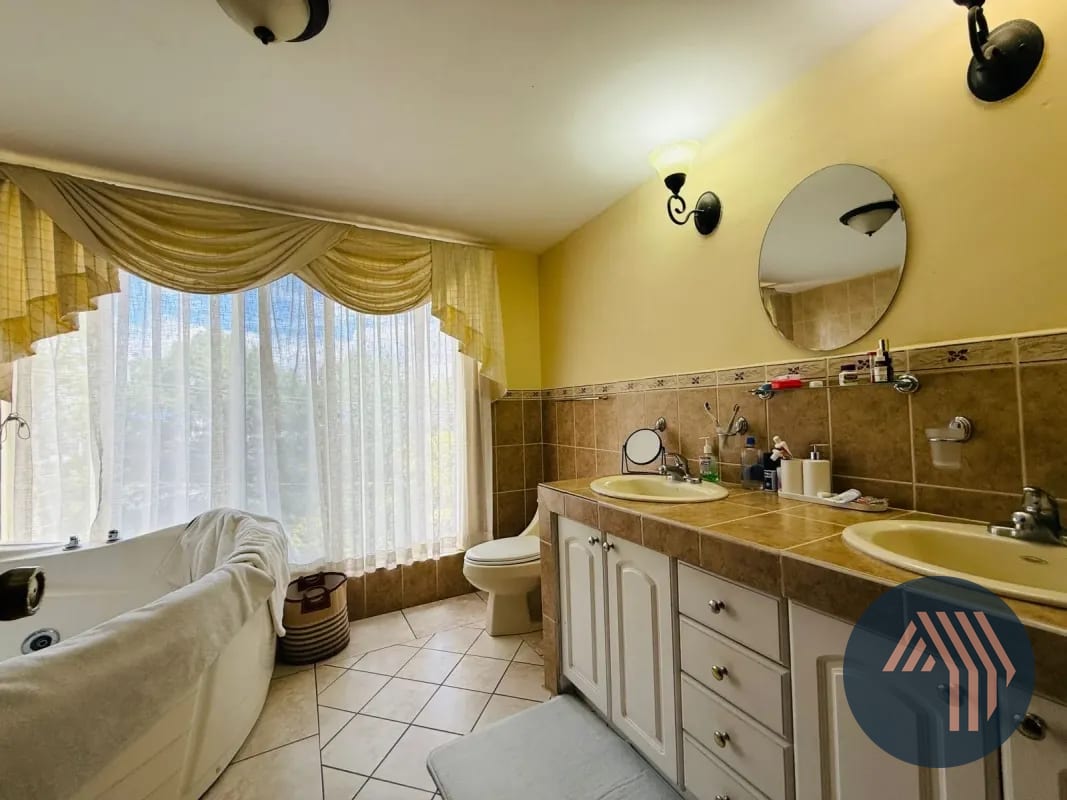 VENTA DE AMPLIA Y CÉNTRICA CASA - SAN LAZARO, ZONA 15 — Casa en Venta en San Lázaro, Zona 15, Guatemala, Ciudad — foto 3 de 17
