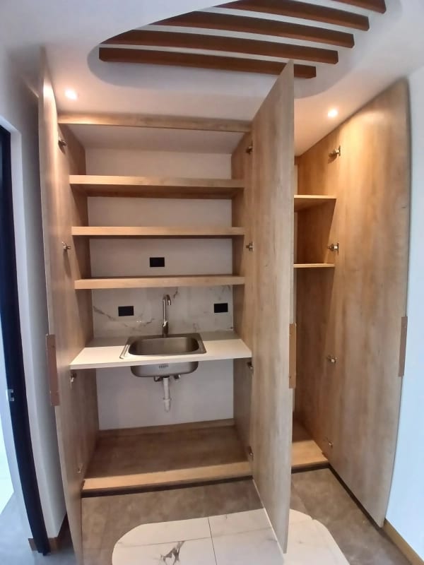 Amplia Oficina - Clínica Tabicada en Renta — Oficina en Alquiler en Zona 10, Guatemala, Ciudad — foto 4 de 9