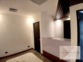 AMPLIA OFICINA - CLÍNICA TABICADA EN RENTA — Oficina en Alquiler en Zona 10, Guatemala, Ciudad — miniatura 2 de 9