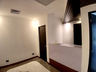Amplia Oficina - Clínica Tabicada en Renta — Oficina en Alquiler en Zona 10, Guatemala, Ciudad — miniatura 2 de 9