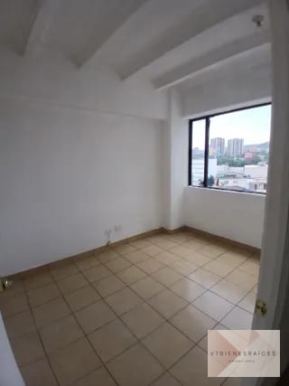 OFICINA EN RENTA ZONA 10 — Oficina en Alquiler en Zona 10, Guatemala, Ciudad — miniatura 2 de 7