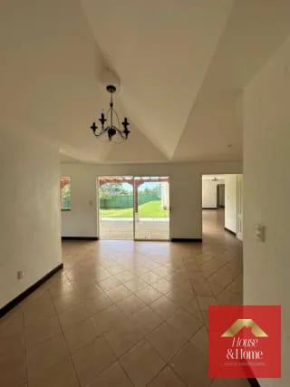 Casa en renta Carretera a El Salvador con amplio jardín — Casa en Alquiler en km 21-25, Carretera a El Salvador, Guatemala, Ciudad — miniatura 2 de 7