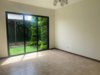 Renta-preciosa Casa 2 Niveles en Lazos de Fraijanes — Casa en Alquiler en Lazos de Fraijanes, Carretera a El Salvador, Guatemala, Ciudad — miniatura 16 de 17