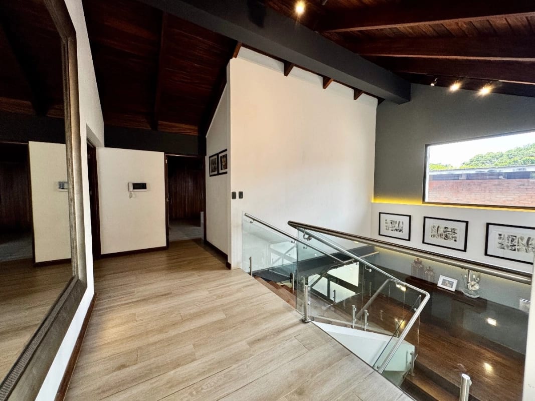Casa exclusiva en alquiler en zona 10 – Ideal para embajada, family office u oficina privada de alto nivel — Casa en Alquiler en Zona 10, Guatemala, Ciudad — foto 5 de 16