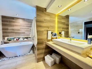 Casa exclusiva en alquiler en zona 10 – Ideal para embajada, family office u oficina privada de alto nivel — Casa en Alquiler en Zona 10, Guatemala, Ciudad — miniatura 3 de 16