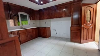 Casa en Venta -  Cumbres de la Arboleda  Km 21.5 — Casa en Venta en Cumbres de La Arboleda, Carretera a El Salvador, Guatemala, Ciudad — miniatura 8 de 12