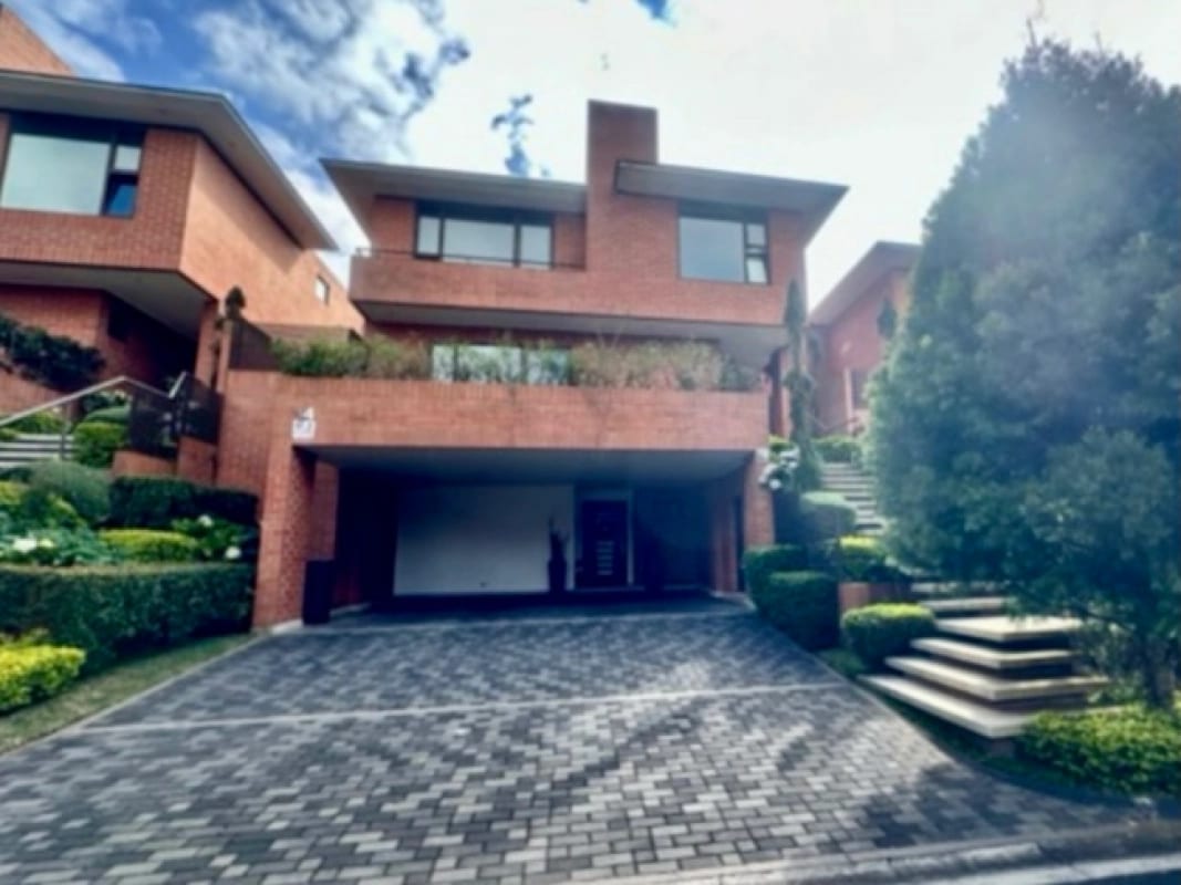 VENDO BELLA Y AMPLIA CASA DE LUJO EN RES. CONCEPCION KM 15 CAES — Casa en Venta en Santa Catarina Pinula, Carretera a El Salvador, Guatemala, Ciudad — foto 1 de 15
