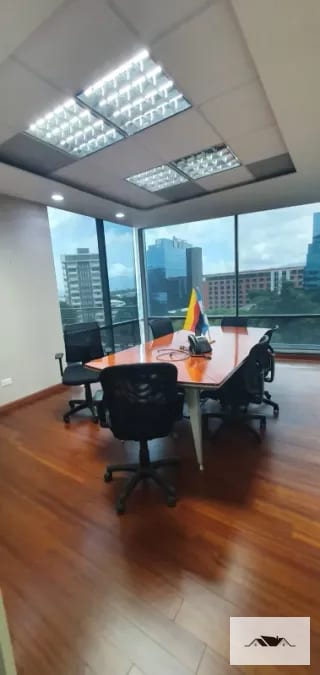 En Renta Amplia Oficina Zona 10, Edificio Reforma 10 Reforma Business Center — Oficina en Alquiler en Reforma 10 (Reforma Business Center), Zona 10, Guatemala, Ciudad — miniatura 5 de 10