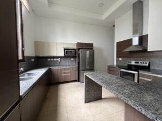Casa Renta Zona 16, Ramblas Decayalá, 455 MTS2~ 4 Dormitorios, Sector Exclusivo en Guatemala — Casa en Alquiler en Zona 16, Guatemala, Ciudad — miniatura 3 de 10