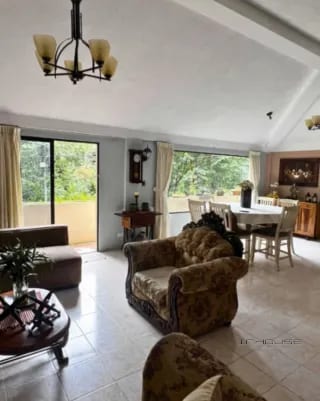 CASA EN VENTA, AMPLIA, ILUMINADA Y CON JARDÍN EN EL ENCINAL — Casa en Venta en El Encinal, Zona 7 Mixco, Guatemala, Ciudad — miniatura 5 de 7