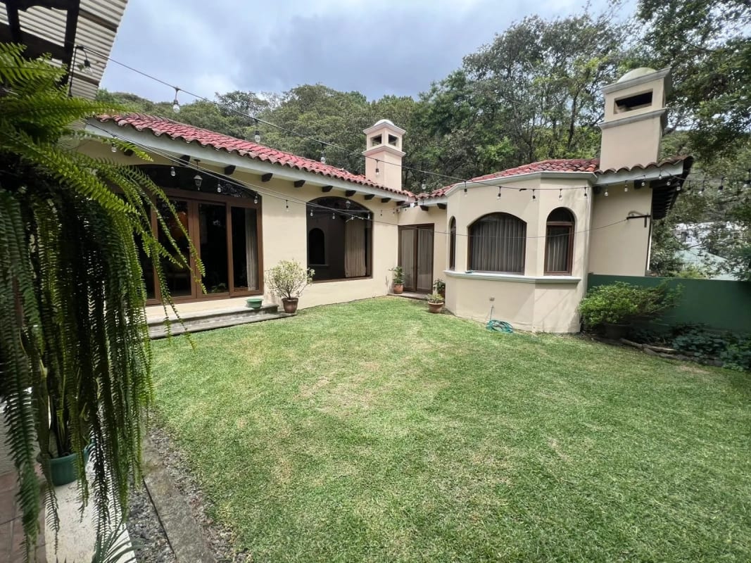 🏡 Hermosa casa en venta – El Encinal — Casa en Venta en El Encinal, Zona 7 Mixco, Guatemala, Ciudad — foto 1 de 11
