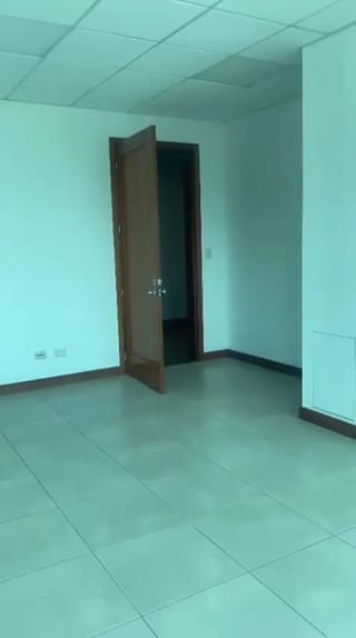 Oficina pequeña en renta con parqueos incluidos . Excelente ubicación, Carretera a El Salvador, por Decocity 🏙 — Oficina en Alquiler en Carretera a El Salvador, Guatemala, Ciudad — miniatura 5 de 5