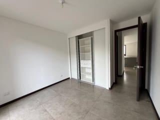 Apartamento Renta Zona 15 San Lázaro, 154 MTS2 + 39 Mts Terraza , 3 Dormitorios, + Dormitorio de Servicio $2,500 — Apartamento en Alquiler en Zona 15, Guatemala, Ciudad — miniatura 4 de 7