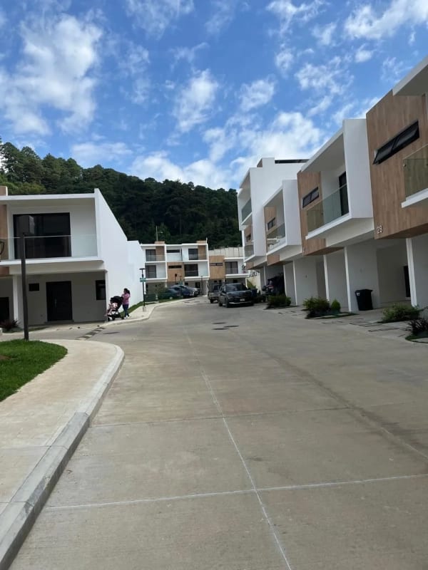 Alquiler Casa de 3 Niveles y 4 Dormitorios en Nogal de San Isidro Zona 16 — Casa en Alquiler en Zona 16, Guatemala, Ciudad — foto 7 de 11