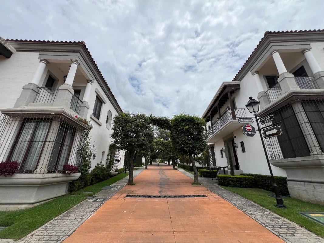 Casa Renta Zona 16, Ramblas Decayalá, 455 MTS2~ 4 Dormitorios, Sector Exclusivo en Guatemala — Casa en Alquiler en Zona 16, Guatemala, Ciudad — foto 4 de 10