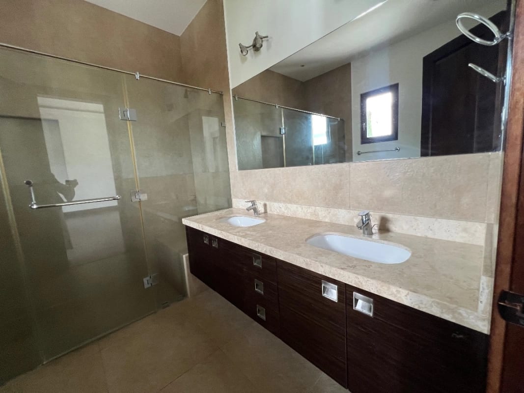 Casa Renta Zona 16, Ramblas Decayalá, 455 MTS2~ 4 Dormitorios, Sector Exclusivo en Guatemala — Casa en Alquiler en Zona 16, Guatemala, Ciudad — foto 7 de 10