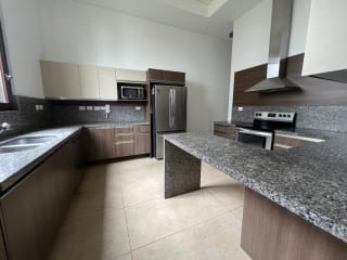 Casa Renta Zona 16, Ramblas Decayalá, 455 MTS2~ 4 Dormitorios, Sector Exclusivo en Guatemala — Casa en Alquiler en Zona 16, Guatemala, Ciudad — miniatura 9 de 10