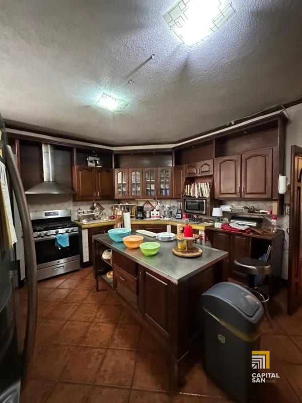 Casa en venta en zona 10 fuera de garita dentro de área residencial de 5 habitaciones — Casa en Venta en Zona 10, Guatemala, Ciudad — foto 2 de 16