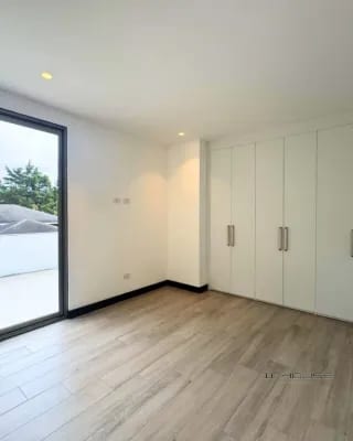 APARTAMENTO EN RENTA ZONA 13 IRIDIA CON AMPLIA TERRAZA — Apartamento en Alquiler en Zona 13, Guatemala, Ciudad — miniatura 3 de 15
