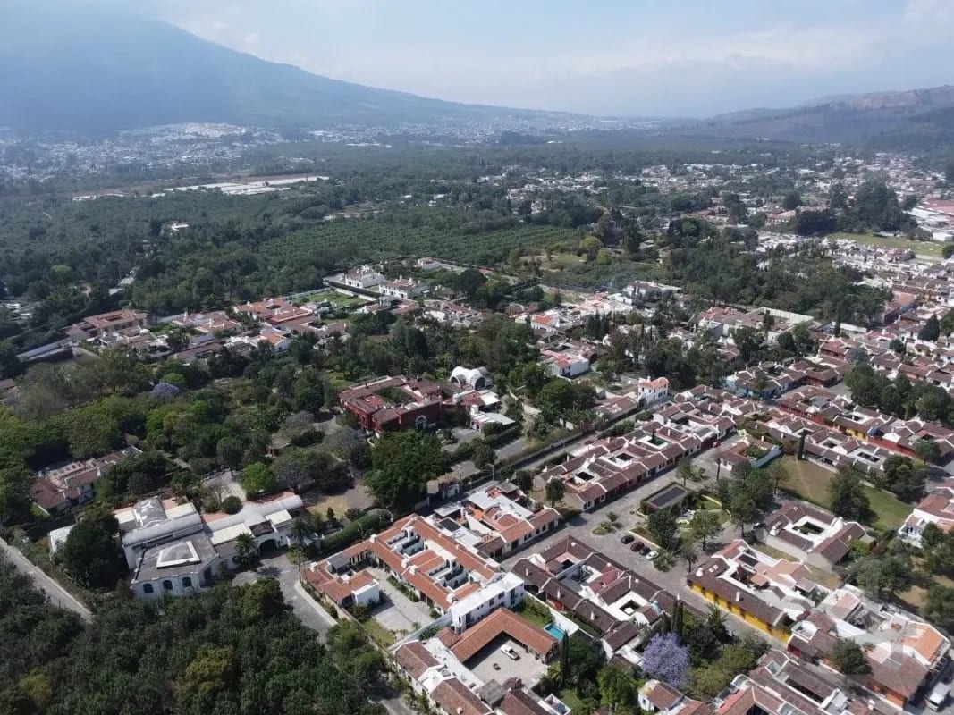 🏞️ ¡Oportunidad única de inversión en Antigua Guatemala! 🏞️ 📍 A solo 5 cuadras exactas del casco central — Terreno en Venta en Dentro del Casco, Antigua, Sacatepéquez — foto 4 de 4