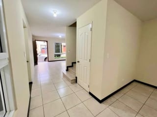 Venta de Casa - Condado Naranjo, Condominio Santa Elena, Zona 4 de Mixco — Casa en Venta en Condado Naranjo, Zona 4 Mixco, Guatemala, Ciudad — miniatura 4 de 12
