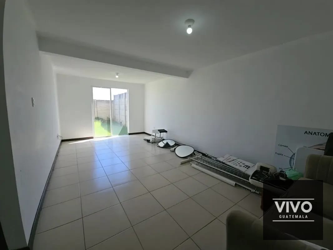 Venta de Casa con Jardín Amplio, Villas del Pinar San Cristóbal , Q1,775,000 — Casa en Venta en Pinares de San Cristobal, Zona 8 Mixco, Guatemala, Ciudad — foto 12 de 14