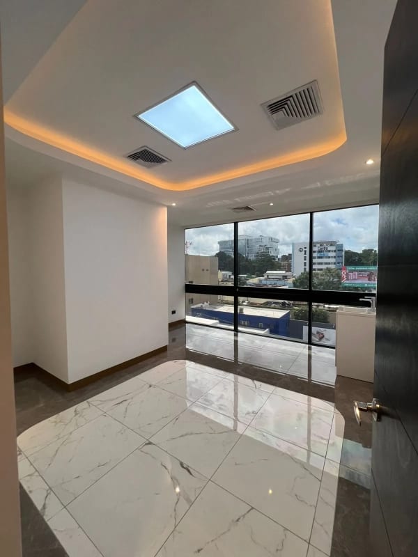CLINICAS/OFININAS EN RENTA EDIFICIO RENOVATI ZONA 10 — Clínica en Alquiler en Zona 10, Guatemala, Ciudad — foto 1 de 6