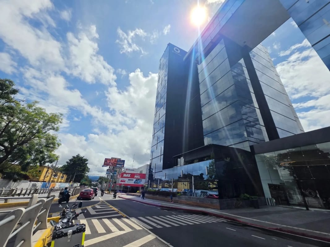 CLINICAS/OFININAS EN RENTA EDIFICIO RENOVATI ZONA 10 — Clínica en Alquiler en Zona 10, Guatemala, Ciudad — foto 4 de 6