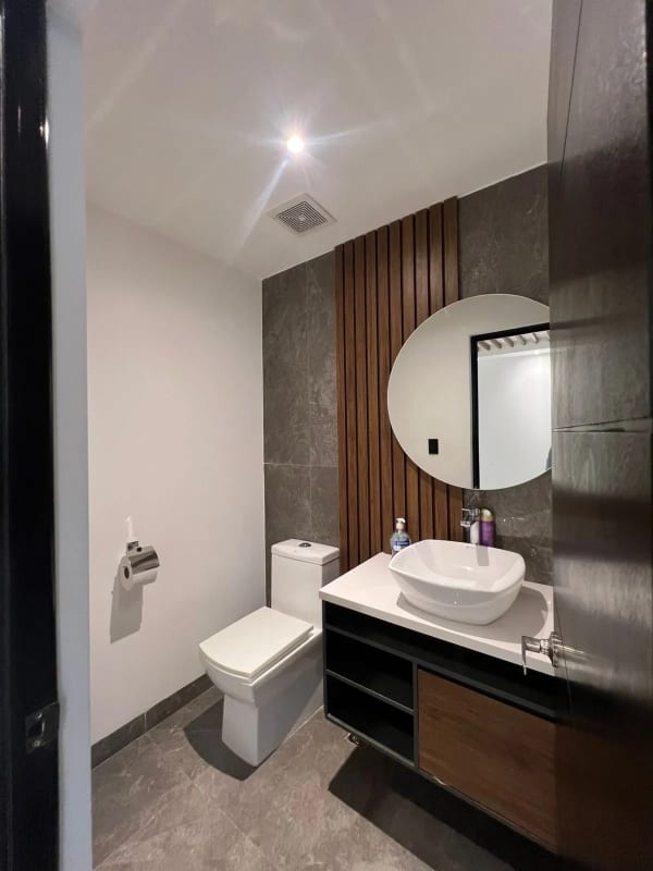CLINICAS/OFININAS EN RENTA EDIFICIO RENOVATI ZONA 10 — Clínica en Alquiler en Zona 10, Guatemala, Ciudad — foto 3 de 6