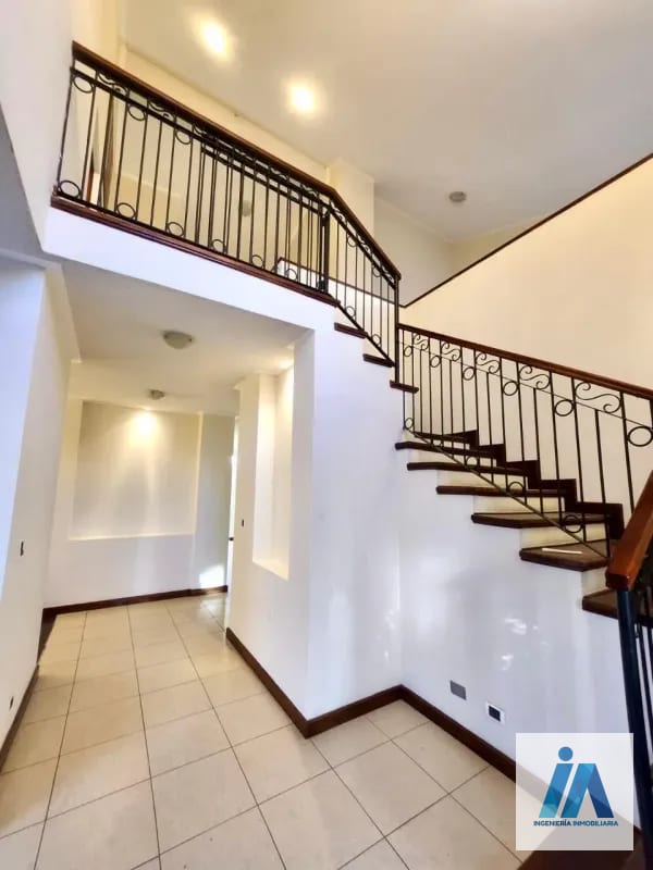 HERMOSA CASA EN VENTA – 📍Residencial Villas de Jacarandas de Cayalá, zona 16 — Casa en Venta en Zona 16, Guatemala, Ciudad — foto 11 de 13