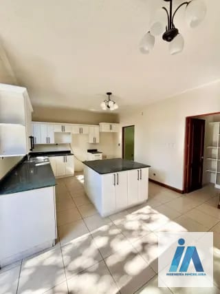 HERMOSA CASA EN VENTA – 📍Residencial Villas de Jacarandas de Cayalá, zona 16 — Casa en Venta en Zona 16, Guatemala, Ciudad — miniatura 9 de 13