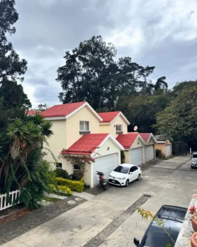 CASA EN VENTA EN ZONA 16 FRENTE AL COLEGIO SUIZO AMERICANO — Casa en Venta en Zona 16, Guatemala, Ciudad — foto 1 de 10