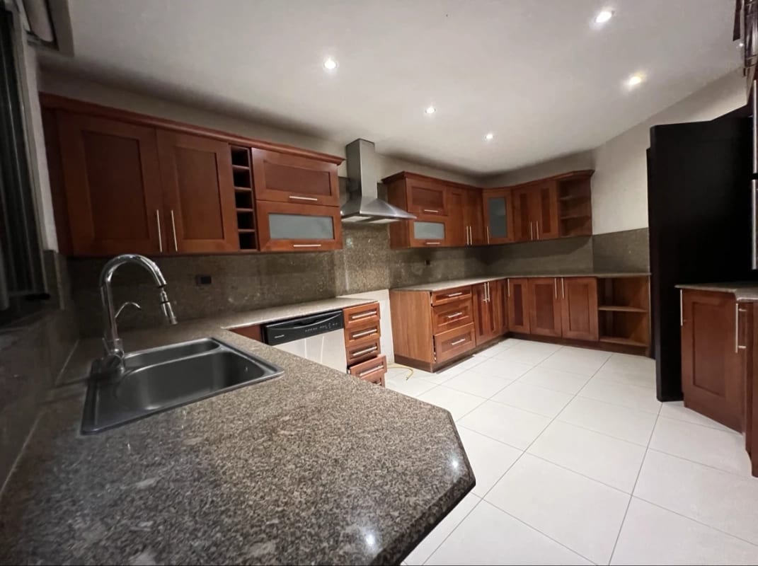 Venta de hermosa casa en condominio | El Prado Zona 10 — Casa en Venta en El Prado, Zona 10, Guatemala, Ciudad — foto 13 de 17